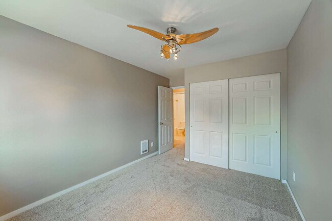 Building Photo - Super cute 2 bedroom, 1 3/4 bathrooms, Ful...