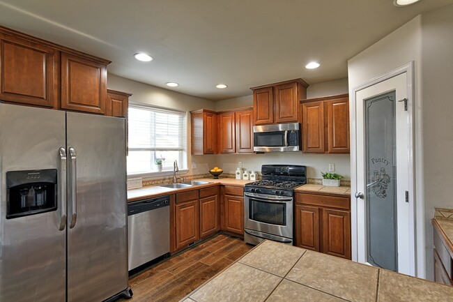 Building Photo - Spacious Craftsman Style Home - Pet Friendly!