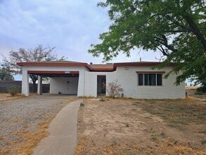 Building Photo - 3 Bedroom 2 Bathroom