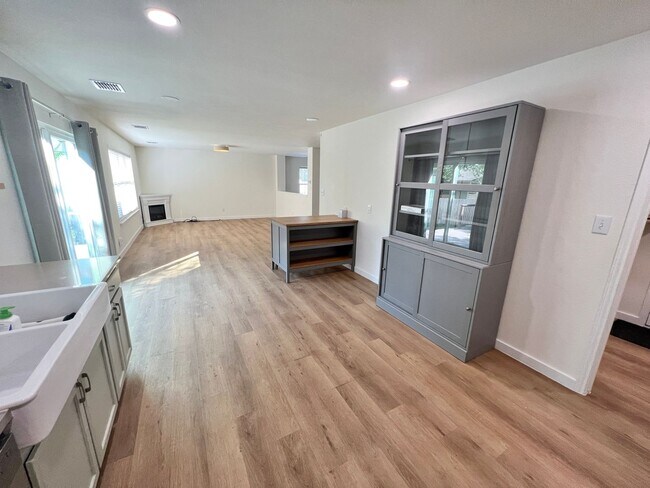 Building Photo - Beautiful 4BD and 2.5BA home in South Aust...