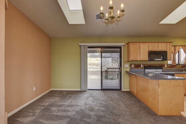 Building Photo - 3 Bedroom 3 Bath home in Diamond Valley!
