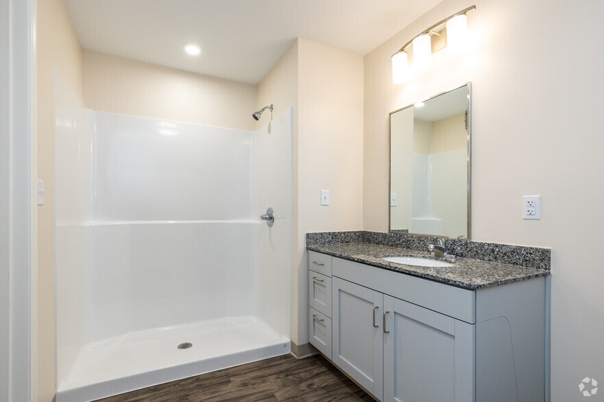 1BR, 1BA - 638SF - Bathroom - Emerald Reserve Blue Springs