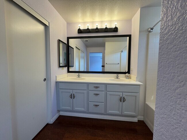 Building Photo - Townhome for Rent