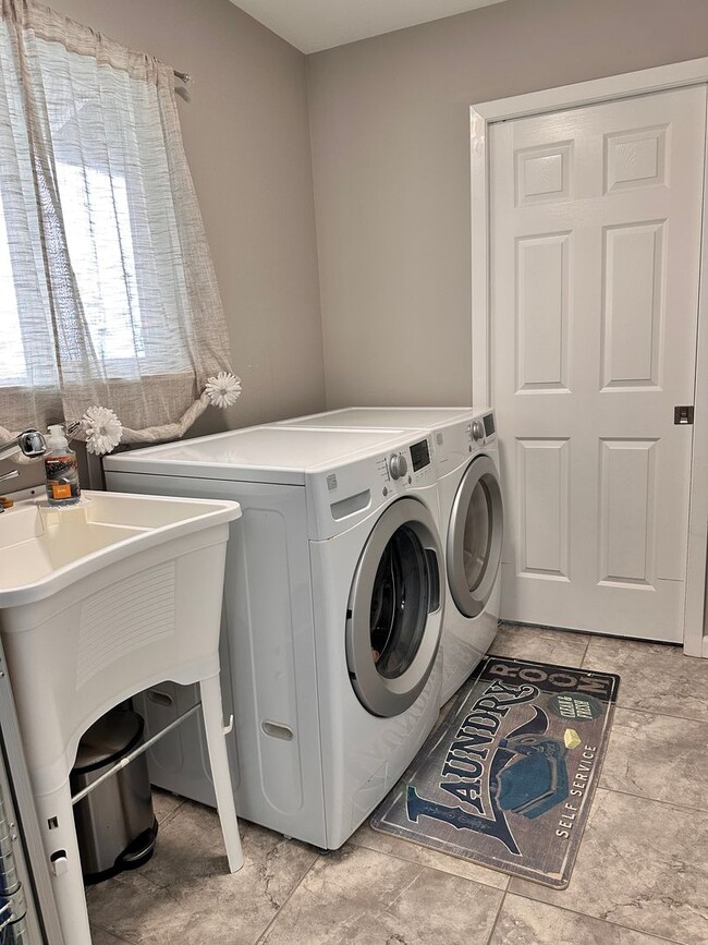 Building Photo - Lease Pending - Fully Furnished Home