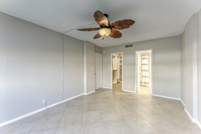 Building Photo - 2900 NE 30th St