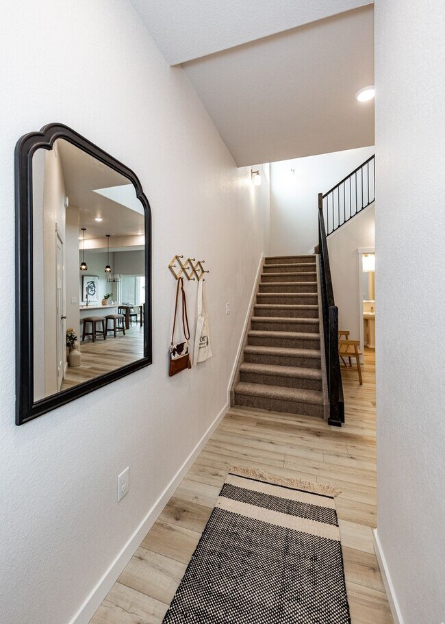Building Photo - 3 Bedroom End Unit Luxury Townhome in Moun...