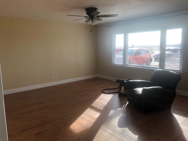 Building Photo - Beautiful 3BR home rural Bloomington with large lot. Recently refurbished and modernized