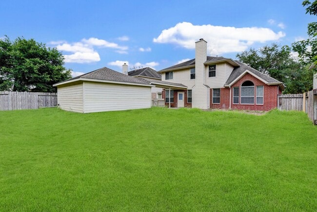 Building Photo - Beautiful 4 bedroom 2.5 bathroom with mass...