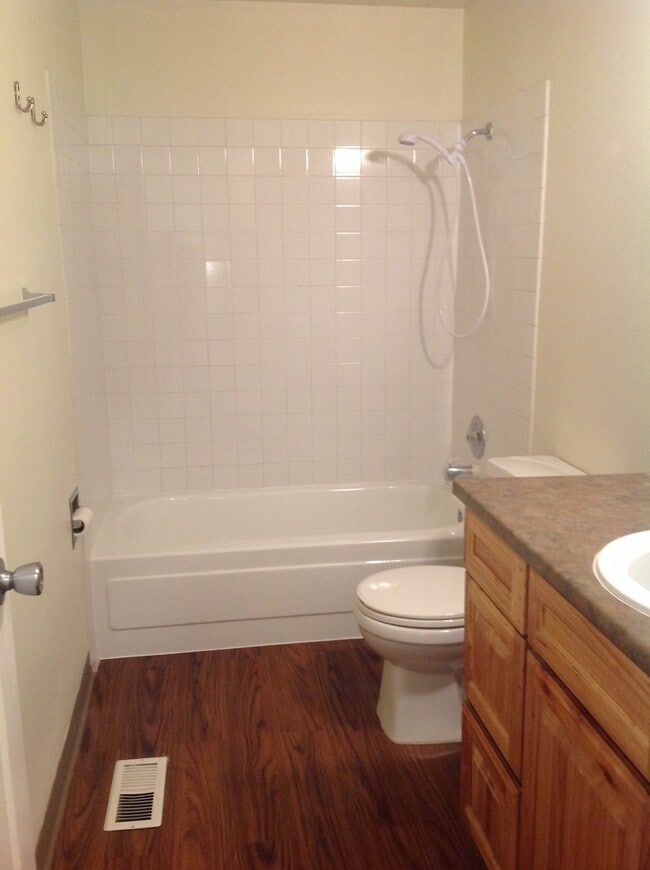 Building Photo - 3 bedroom, 2 bath plus family room duplex-...