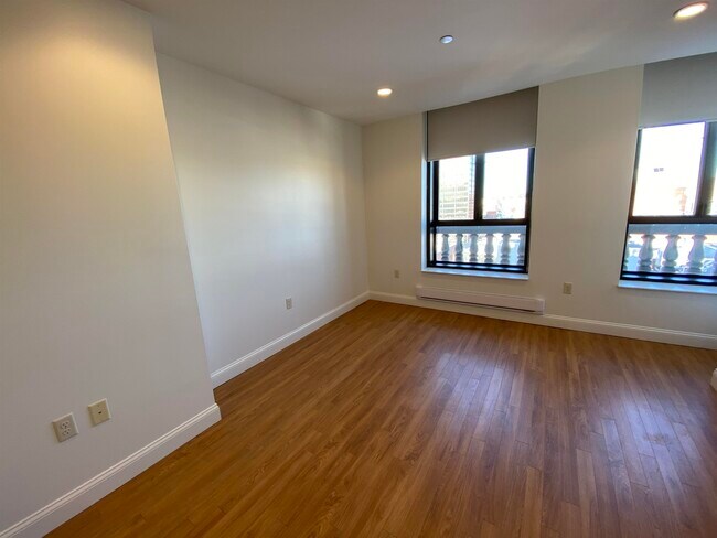 Building Photo - 875 Elm St