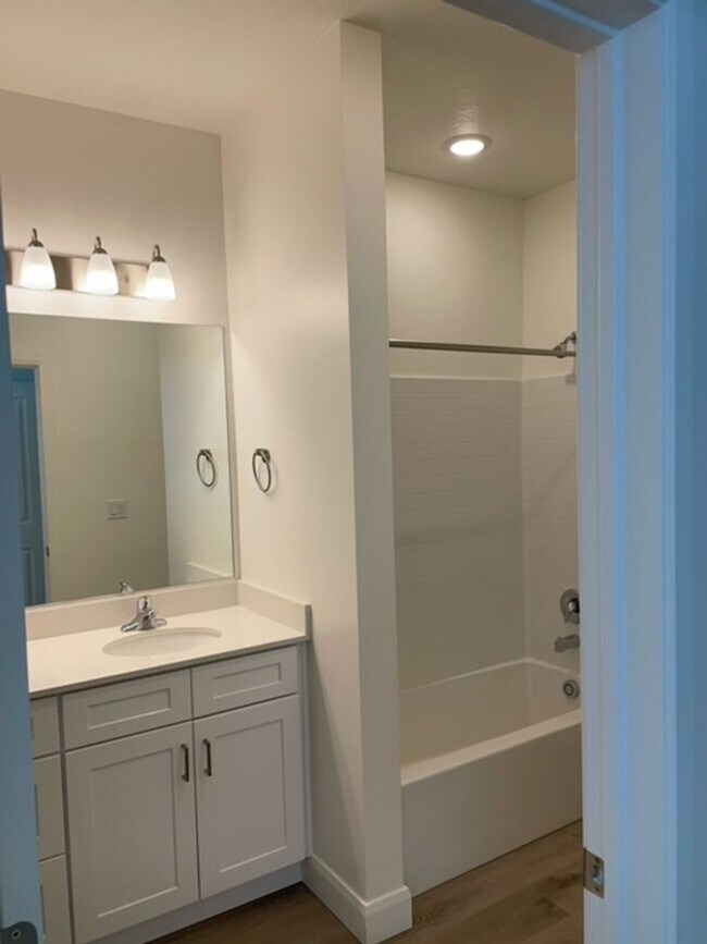 Building Photo - 3 Bedroom Condo in Desert Color with Flexible 6-12 Month Lease