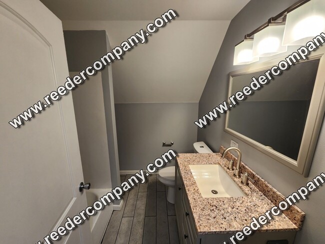 Building Photo - Spacious 2 bedroom 1 bath house near train station for easy commute.