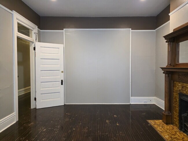 Building Photo - Updated 4-Bedroom Apartment in Oshkosh - 136 High Ave, Oshkosh, WI 54901