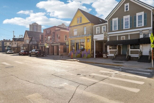 Building Photo - 1 Large Bedroom Lower Level Duplex in the heart of Brady Street.
