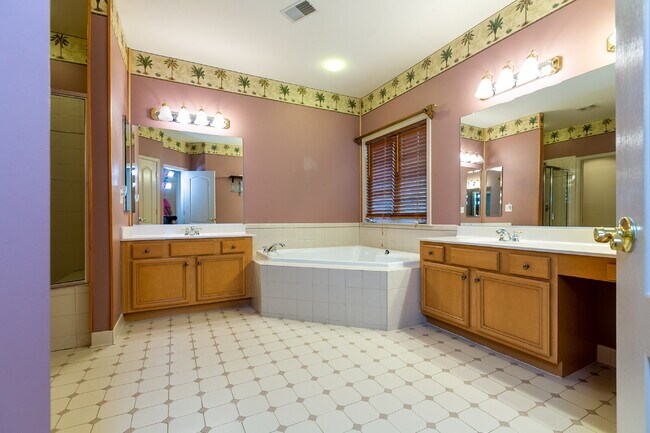 Building Photo - Spacious, Light-Filled Home in the Desirable Broadlands