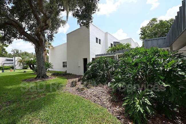 Building Photo - 1808 Village Ct
