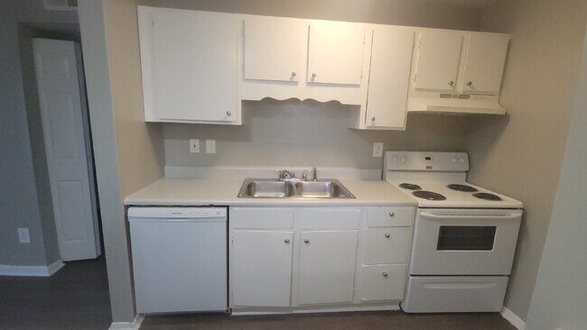 Building Photo - 906 Candlewood Dr NW