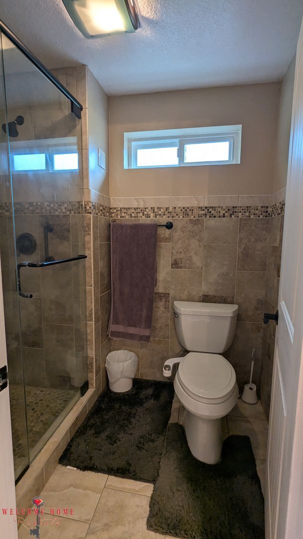 Building Photo - Huge waterfront home, fully furnished, boa...