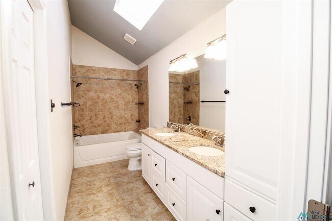 Building Photo - 2140 Northglen Dr