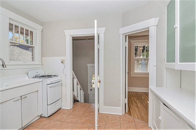 Building Photo - Spacious 2 bedroom home in the heart of Ci...