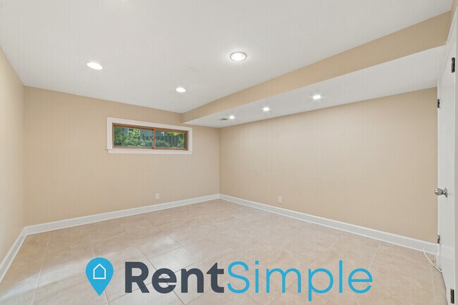 Building Photo - 6502 Lakeview Dr