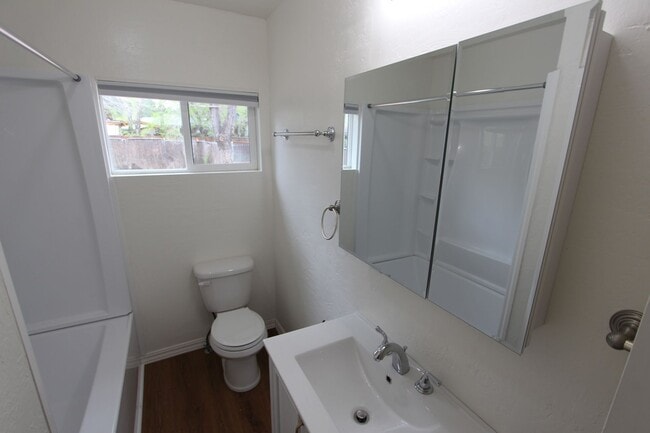 Building Photo - 4 bedroom Sunnyside Home