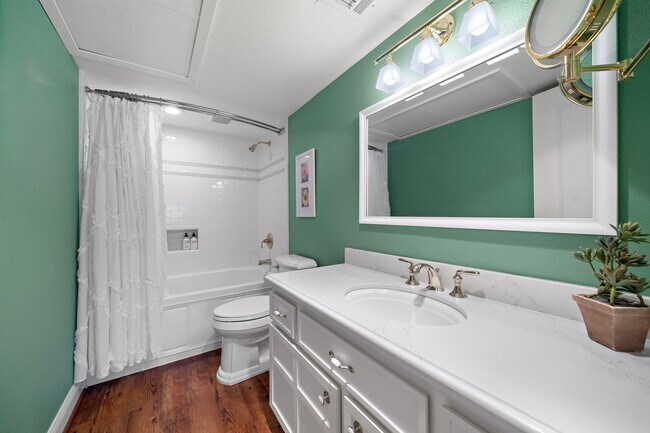 Building Photo - 8944 Chatsworth Dr