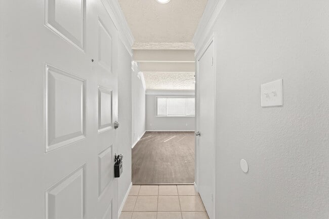 Building Photo - 14003 Vinehill Dr