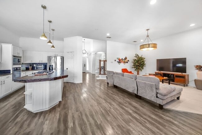 Building Photo - 5205 Panama Dr