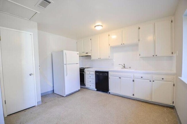 Building Photo - 4233 N Bengston Ave