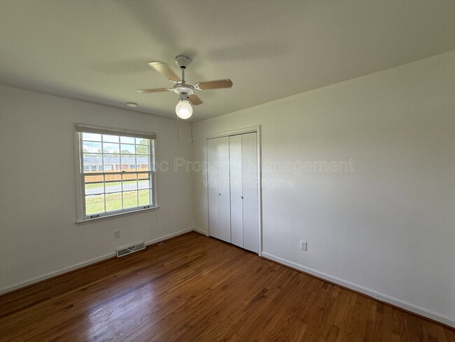Building Photo - 1804 Sherwood Dr