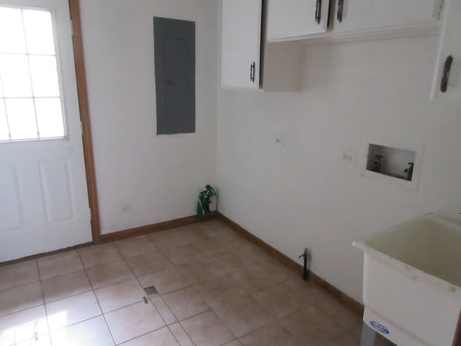 Building Photo - 7944 Sherwood Cir N