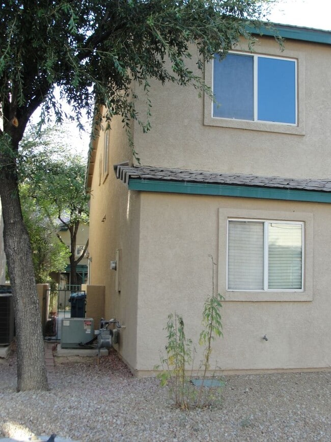 Building Photo - 5258 Steinbrenner Ln