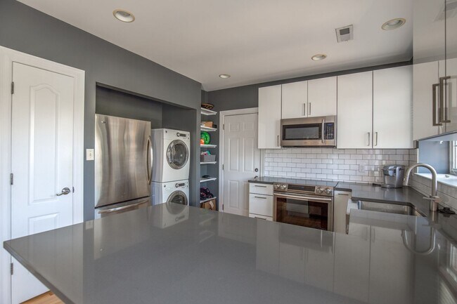 Building Photo - Beautiful Clayton Condo