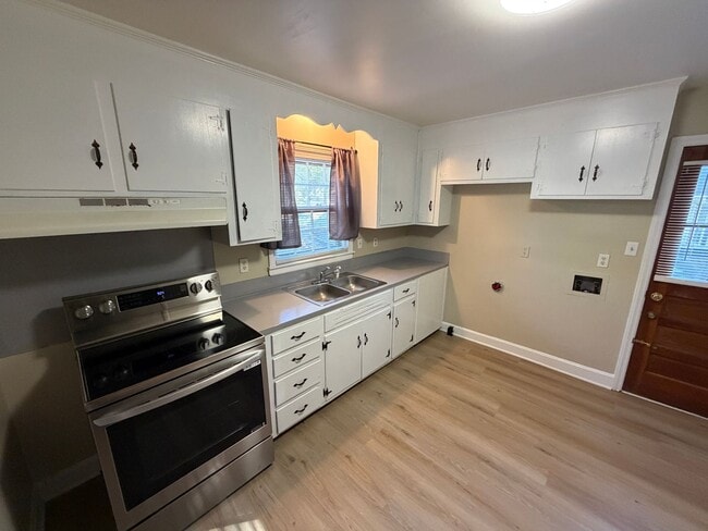 Building Photo - Beautifully Updated Two Bedroom Duplex