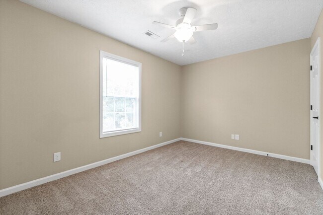 Building Photo - 2 Bedroom 1.5 Bath Townhome