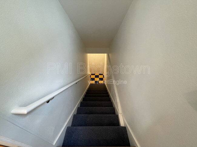 Building Photo - 10235 NW Edgewood Dr