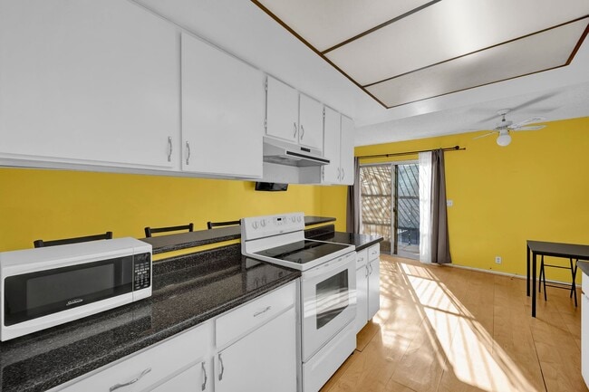 Building Photo - PARTIALLY FURNISHED 3 BEDROOM TOWNHOME NEAR CHINATOWN & STRIP