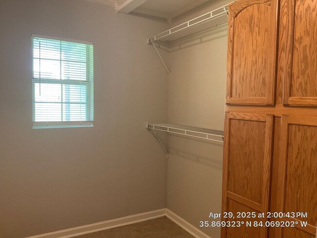 Building Photo - 3 Bedroom / 2.5 Bath House Available Now