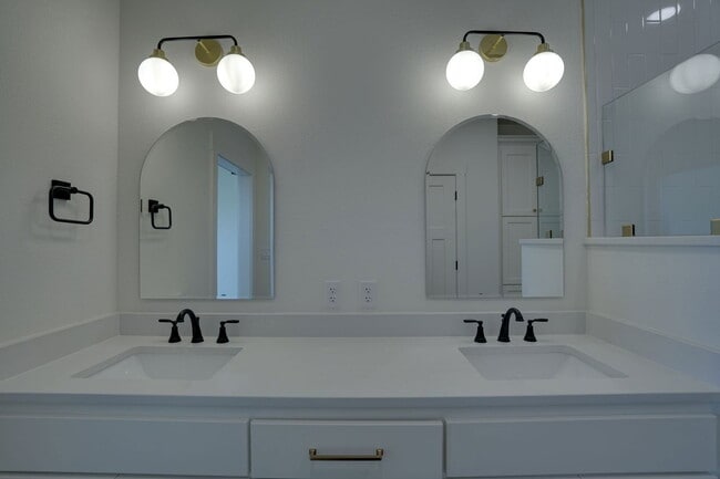 Building Photo - 302 Red Bird Ln