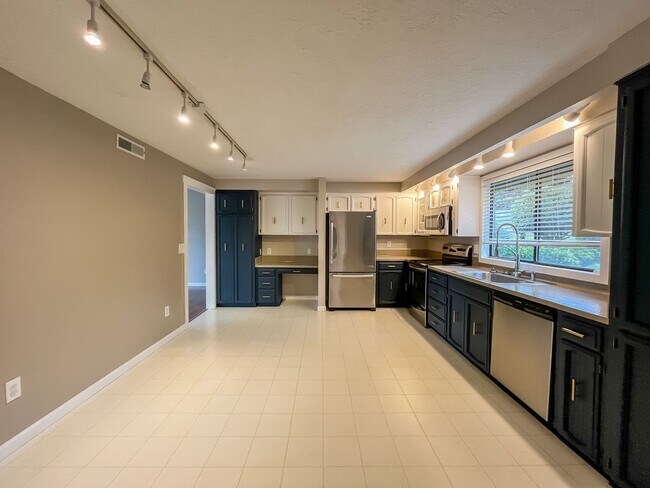 Building Photo - Winter Move in Special* $700 Off First Ful...