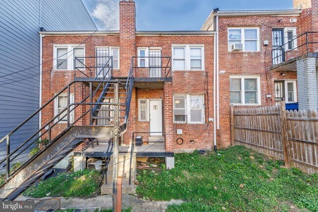 Building Photo - 905 19th St NE