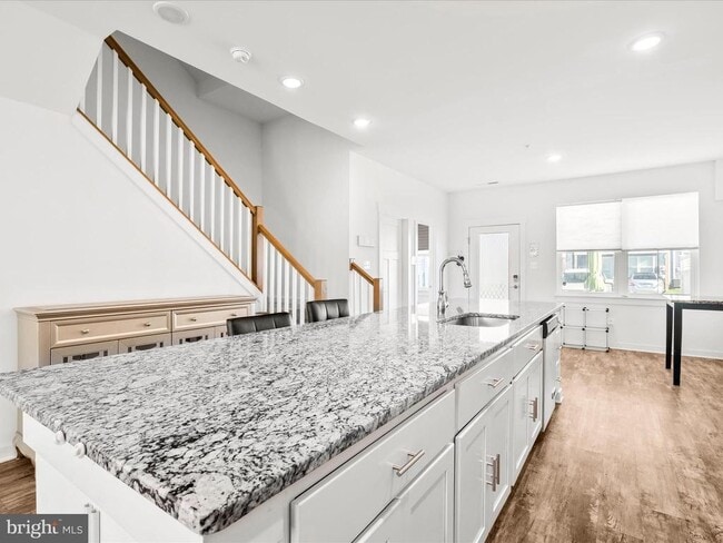 Building Photo - 404 Waverley Dr