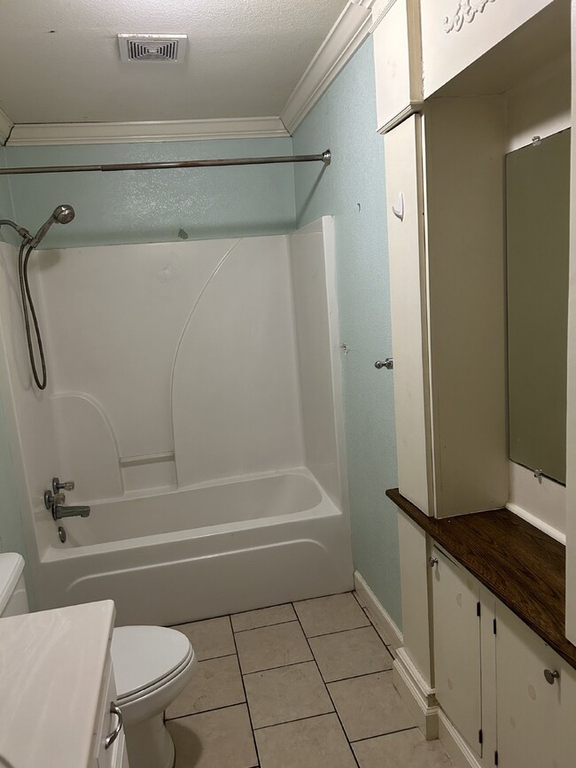 Building Photo - "Charming 3-Bedroom Retreat on Holly Street - Spacious 1,618 Sq Ft with 1.5 Baths in Jonesboro!"