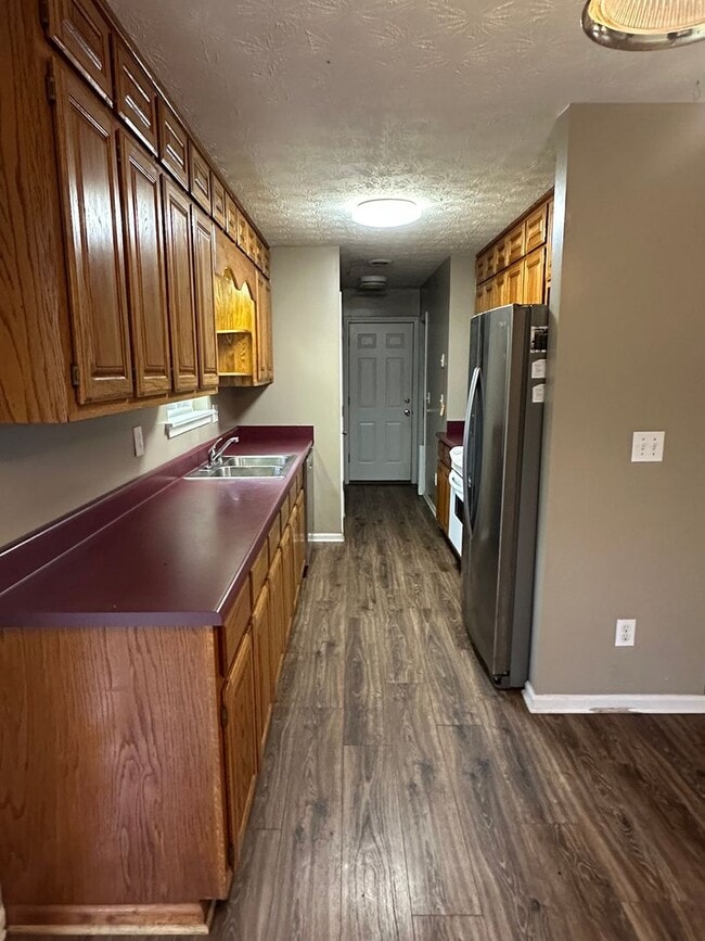 Building Photo - Three bedroom home in 30506!