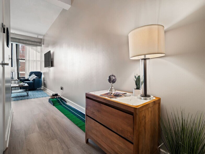 Building Photo - 1211 W 9th St