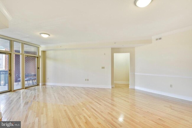 Building Photo - 502 W Broad St