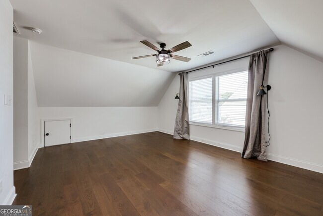 Building Photo - 499 Little Oak St