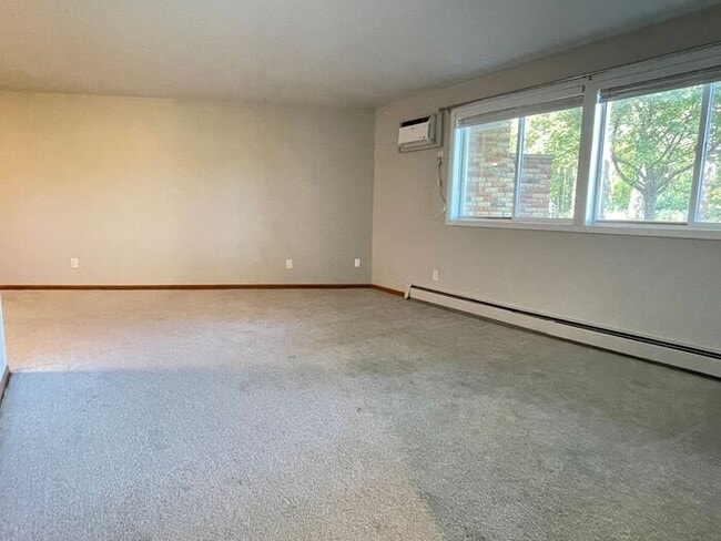 Building Photo - Main Floor, Excellent Condition, Video Wal...