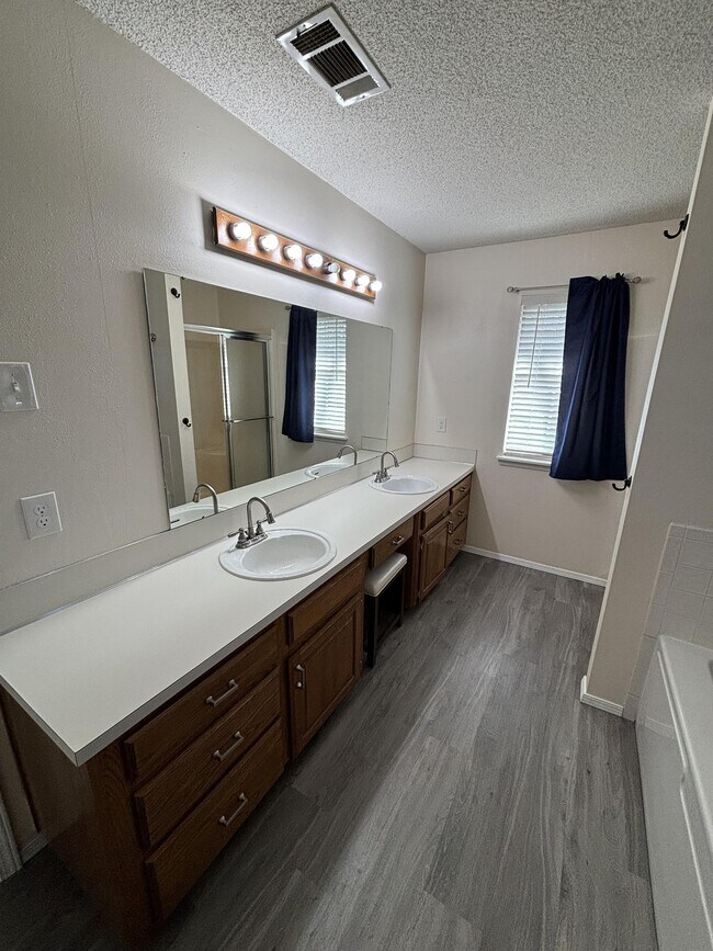 Building Photo - 8812 Skypark Dr